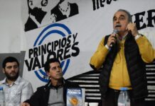 Moreno junto a militantes en Mercedes