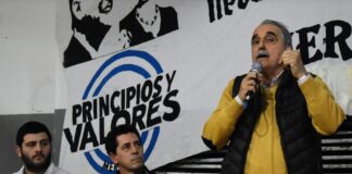 Moreno junto a militantes en Mercedes