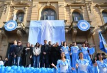 Multitudinaria promesa a la bandera de estudiantes