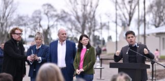 Kicillof entregó viviendas a familias de General La Madrid