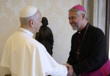 El arzobispo de Mercedes-Luján rezó en la tumba del Papa Francisco y se reunió con León XIV