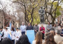 Se conmemoró el Día del Maestro con un emotivo acto frente al monumento a Sarmiento