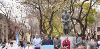 Se conmemoró el Día del Maestro con un emotivo acto frente al monumento a Sarmiento