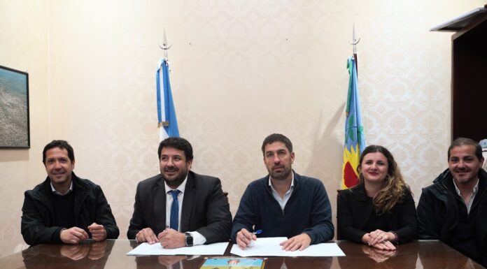 Ustarroz y Mena firmaron el acuerdo de cooperación con los talleres de la Unidad N° 5